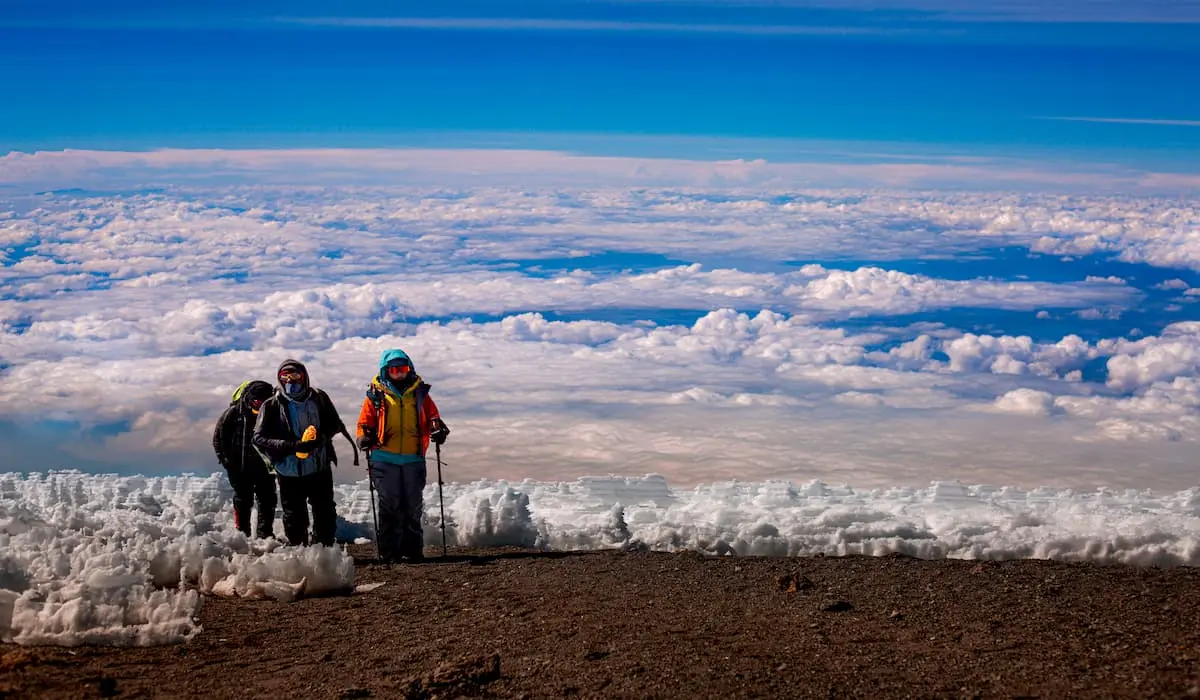 Счастливые путешественники на Килиманджаро