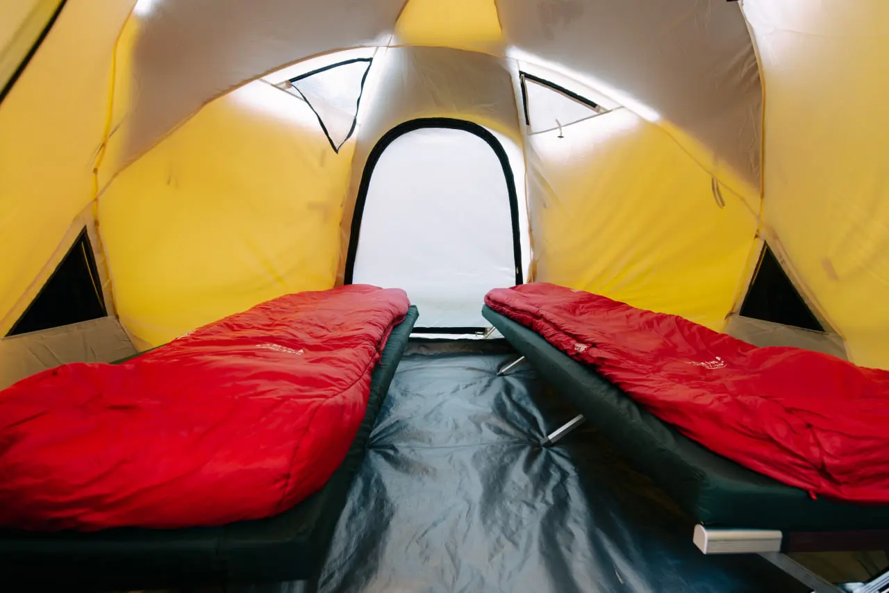 Das Innere der hochwertigen begehbaren Zelte von Altezza Travel.