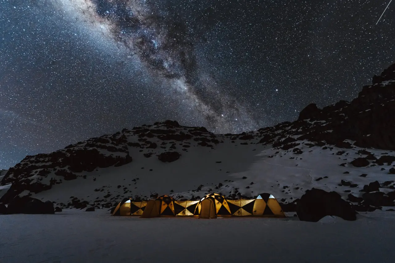 Das begehbare Premium-Zelt von Altezza Travel im Kilimanjaro-Krater.