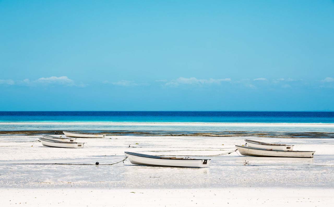 Приливы и отливы на пляжах Занзибара