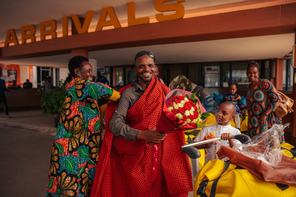 Ein Massai-Gewand - eine „Shuka“ - wird traditionell von Reisenden getragen, die nach Hause zurückkehren