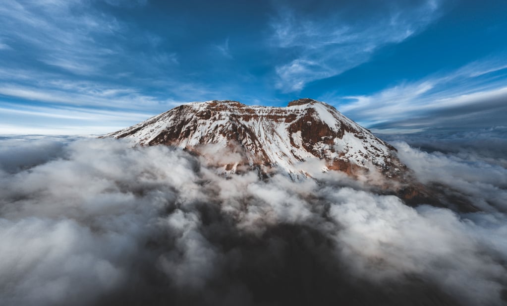 Der Kilimandscharo über den Wolken