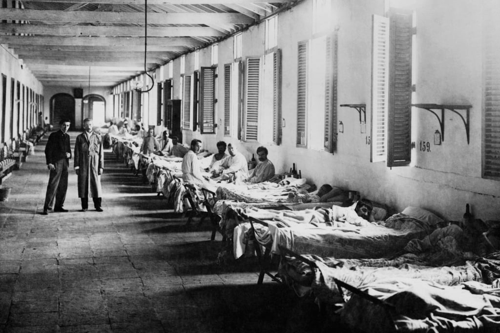  Men's room in a hospital in Havana, Cuba, where patients with yellow fever were treated, the 1890s