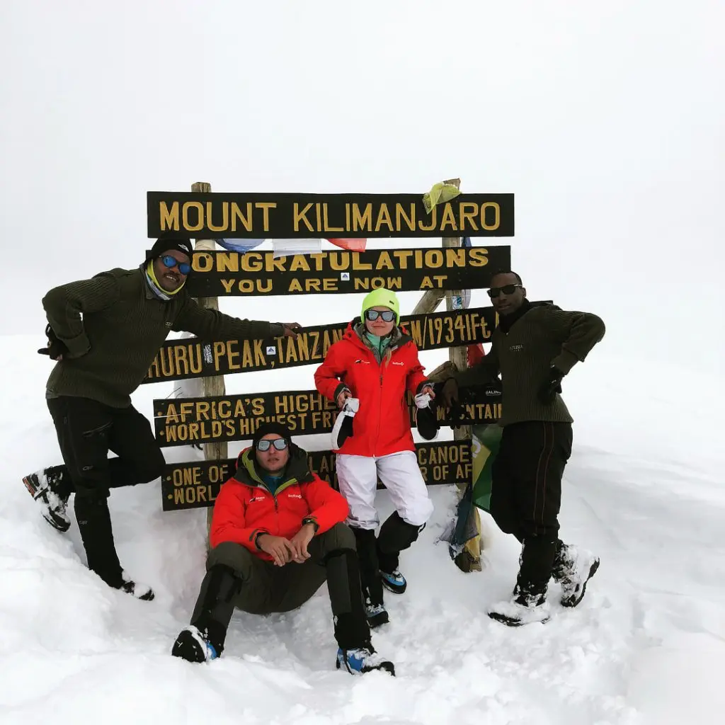 Foto nach der Schneeräumung des Weges zum Uhuru Peak. Instagram-Seite von Altezza Travel