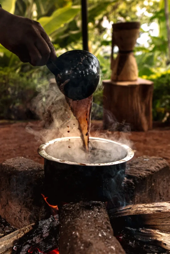 Кофе из килиманджарской арабики во время варки. Altezza Travel, 2023 год