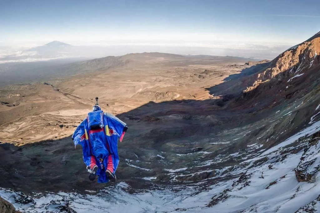 Полёт в вингсьюте со склонов Килиманджаро