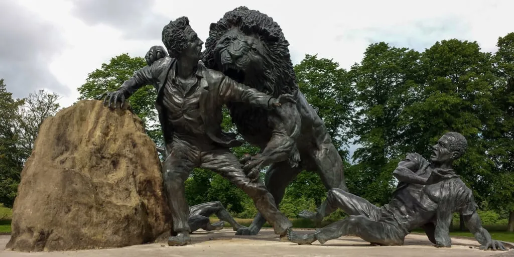 Eine Bronzeskulptur Livingstone und der Löwe in Blantyre, Schottland
