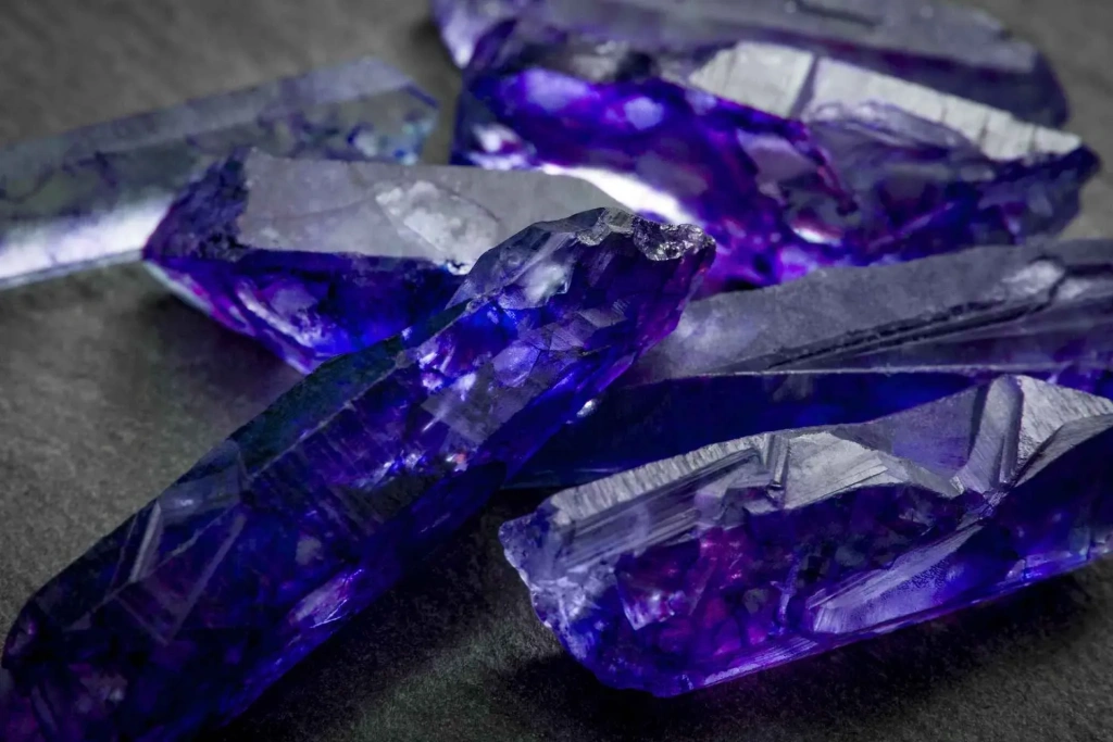 Отличительная особенность танзанита — уникальный сине-фиолетовый цвет