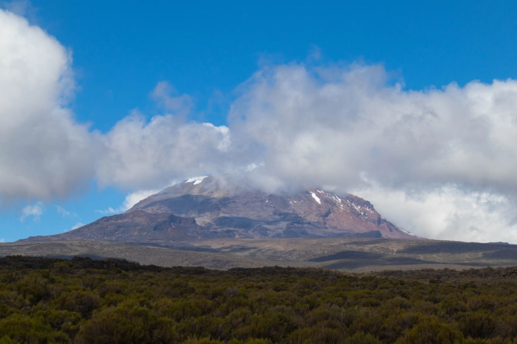  Der Kibo-Vulkankegel vom Shira-Plateau aus gesehen