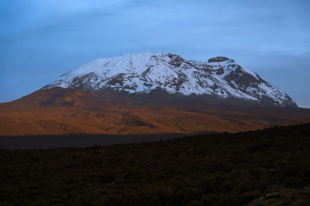 Der schneebedeckte Gipfel des Kilimandscharo 