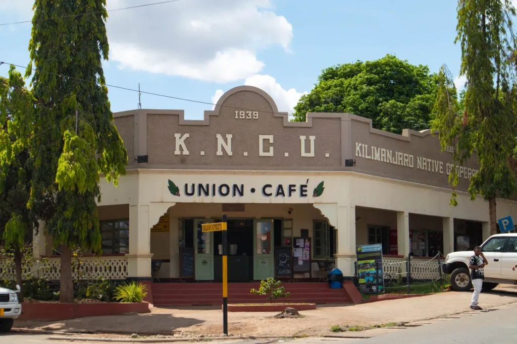 Кафе Coffee Union Cafe, принадлежащее KNCU — центральная кофейня в городе Моши, Танзания. Фото сделано в 2023 году Altezza Travel