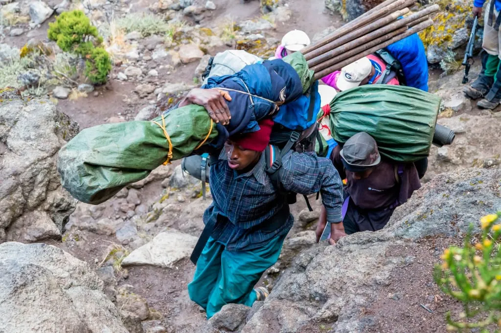 Непростой труд портеров на Килиманджаро