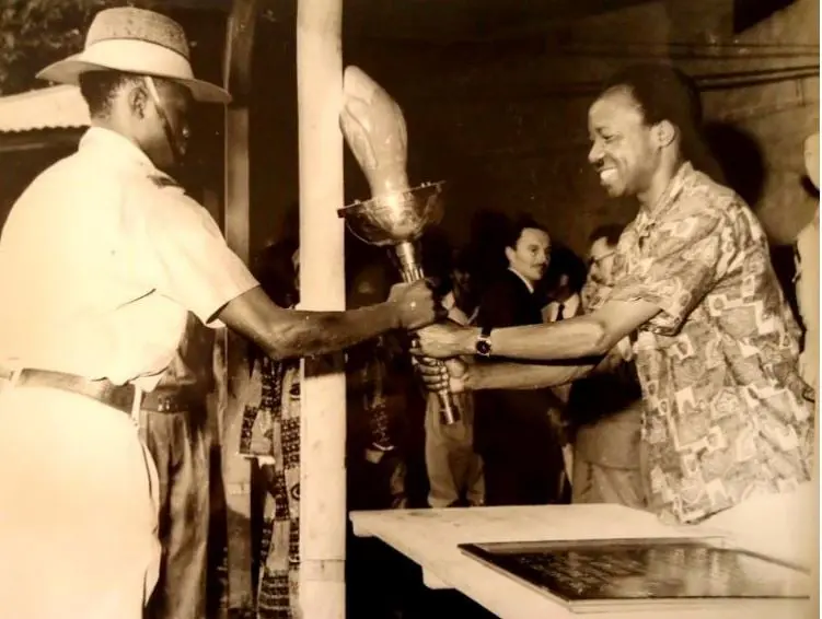 Der erste Premierminister des unabhängigen Tanganjika, Julius Nyerere, übergibt die Uhuru-Fackel an Alexander Nyirenda. 1961