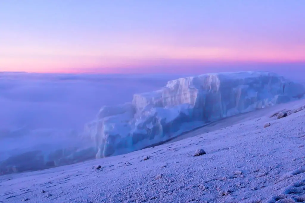 Gletscher auf dem Kibo in der Morgendämmerung. Unweit des Kraterrandes
