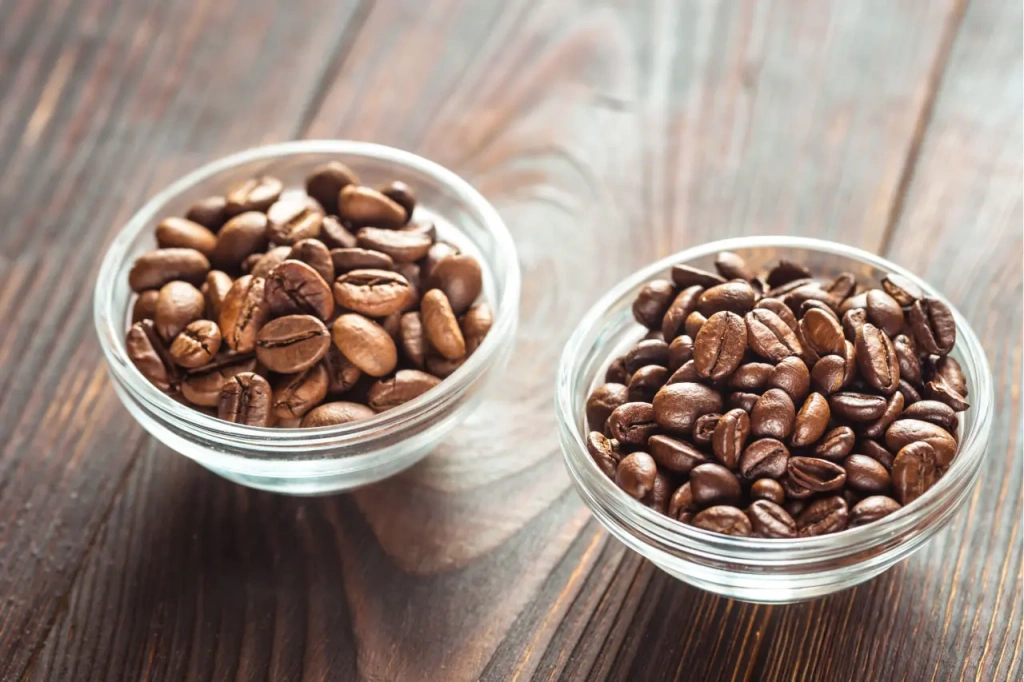 Два вида обжаренных кофейных зерен: арабика и робуста