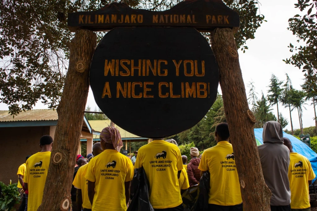  Marken-T-Shirts von Altezza Travel für die Kilimanjaro-Säuberungskampagne 