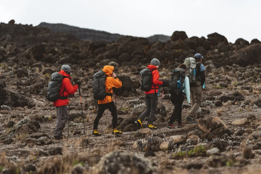 Восходители на Килиманджаро в ветрозащитных куртках и другой экипировке
