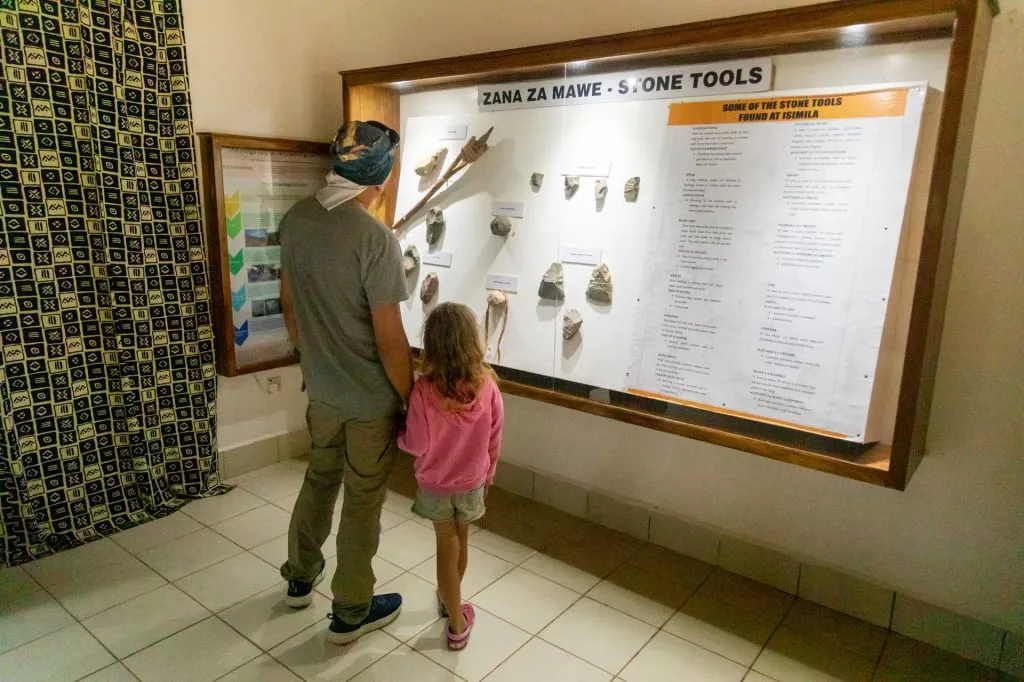 Посетители в музее Isimila Stone Age Site