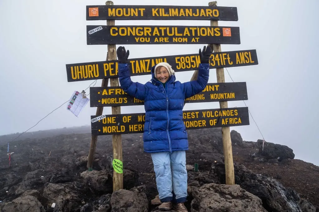 Angela Vorobyova war zum Zeitpunkt der Aufstellung des Altersrekords auf dem Gipfel des Kilimandscharo 86 Jahre alt, und zwar im Jahr 2015 während der von Altezza Travel organisierten Expedition.