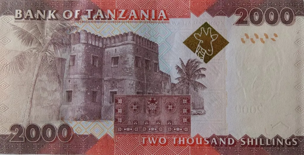 Оборотная сторона купюры в 2000 шиллингов со старинным фортом Занзибара