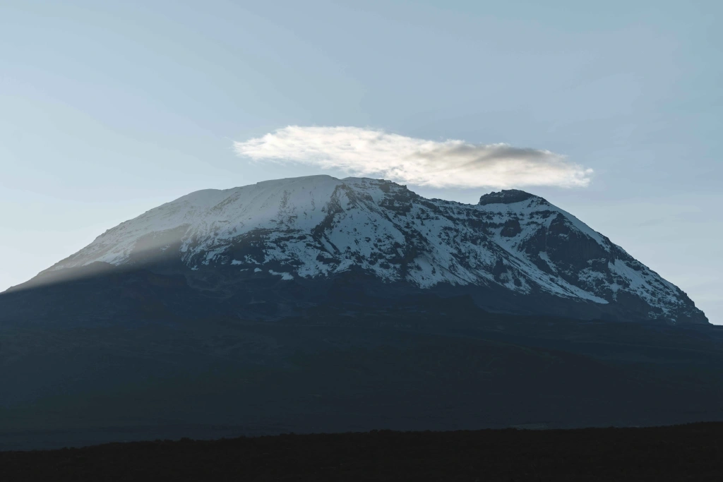 Ein Blick auf den Hauptgipfel des Kilimandscharo von einer Wanderroute aus.