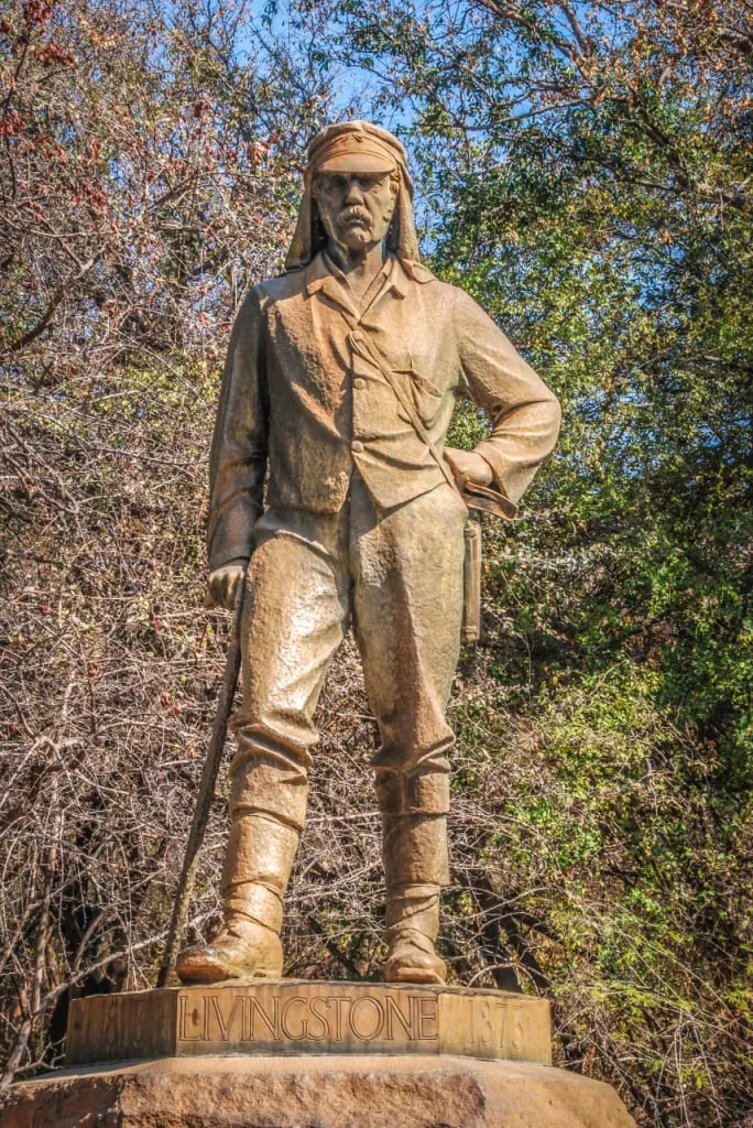 Ein Denkmal für David Livingstone an den Victoriafällen, Simbabwe. Fotografiert von Tim Rogers.
