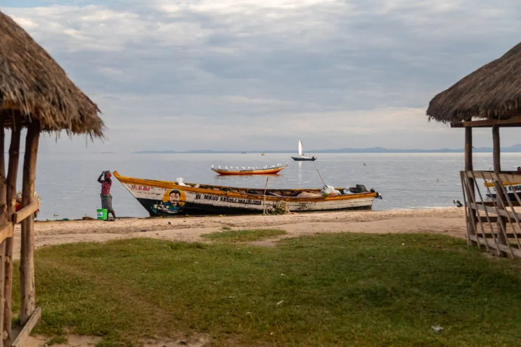 
Ein Boot in der Nähe des Südufers des Sees. Altezza Travel, 2023