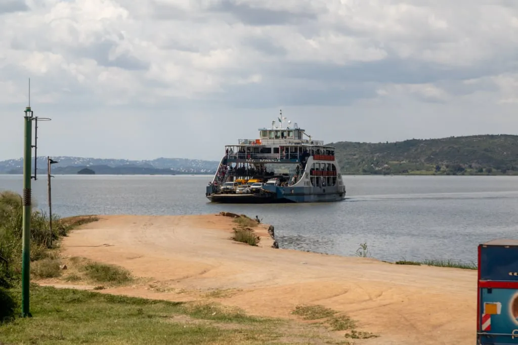 Die Fähre MV Mwanza, abgebildet in der gleichnamigen Bucht am Viktoriasee. Fotografiert während einer Altezza Travel-Expedition um den See im Jahr 2023.