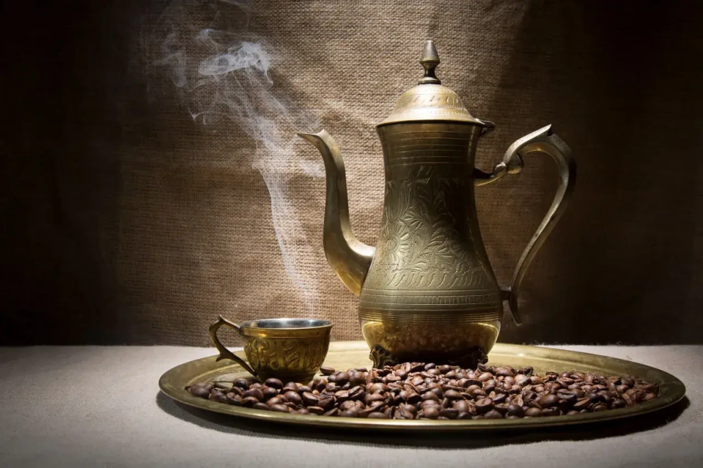 Более поздняя турецкая посуда для кофе — медные кофейник, чашка и поднос