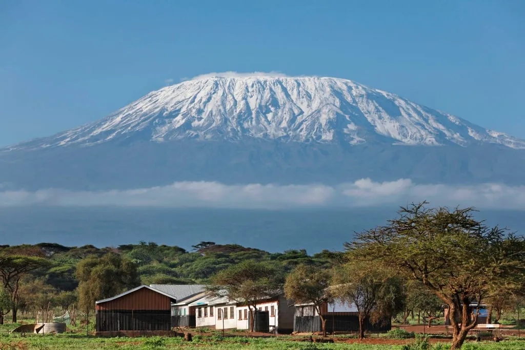 Blick auf den Kilimandscharo von den nahe gelegenen Siedlungen aus.