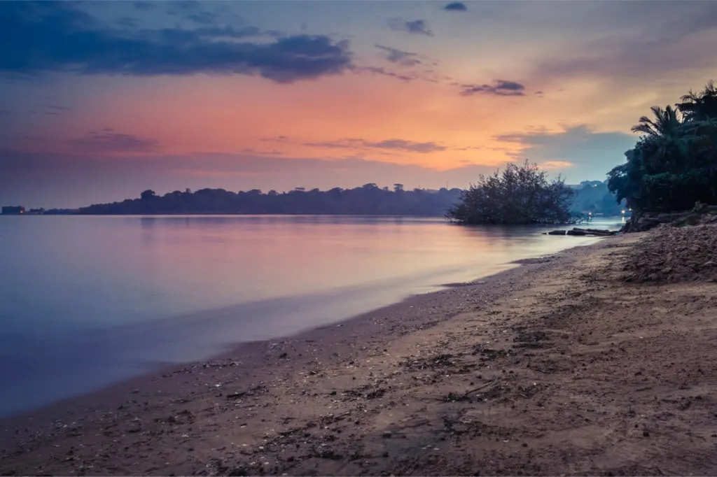 Das Ufer des Viktoriasees von der ugandischen Seite, Entebbe, aus gesehen.